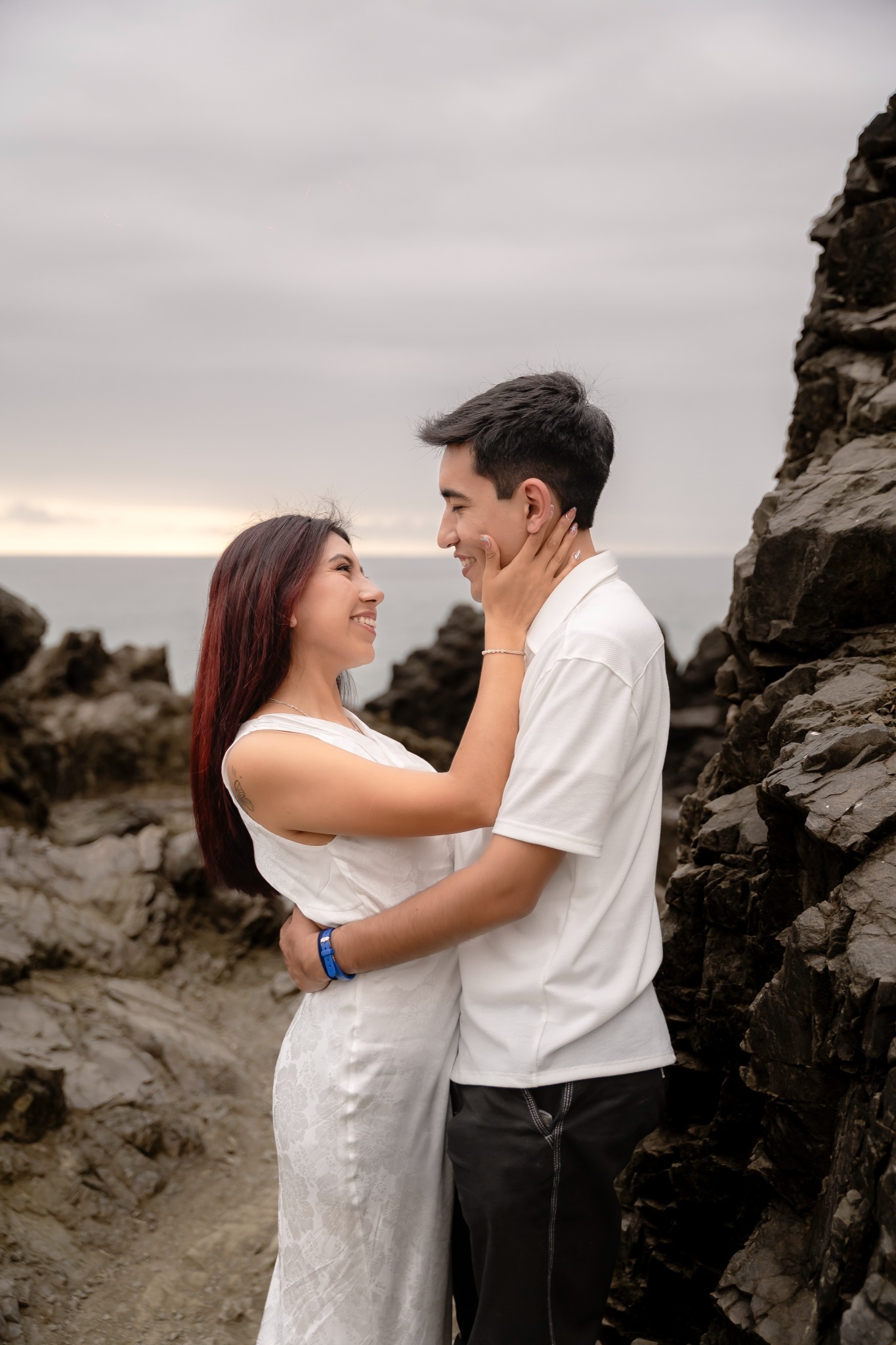 Ari y Rodrigo se miran sonriendo junto a las rocas