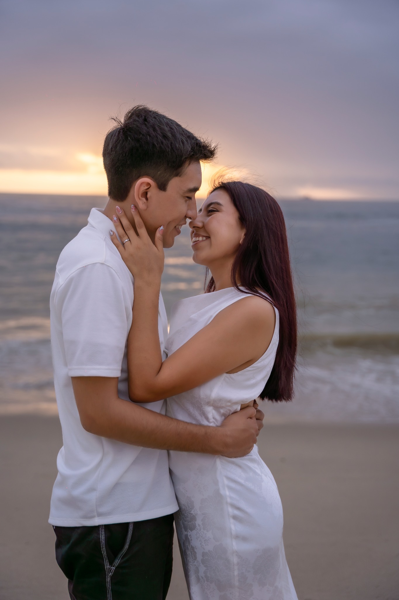 Ari y Rodrigo comparten un momento al atardecer